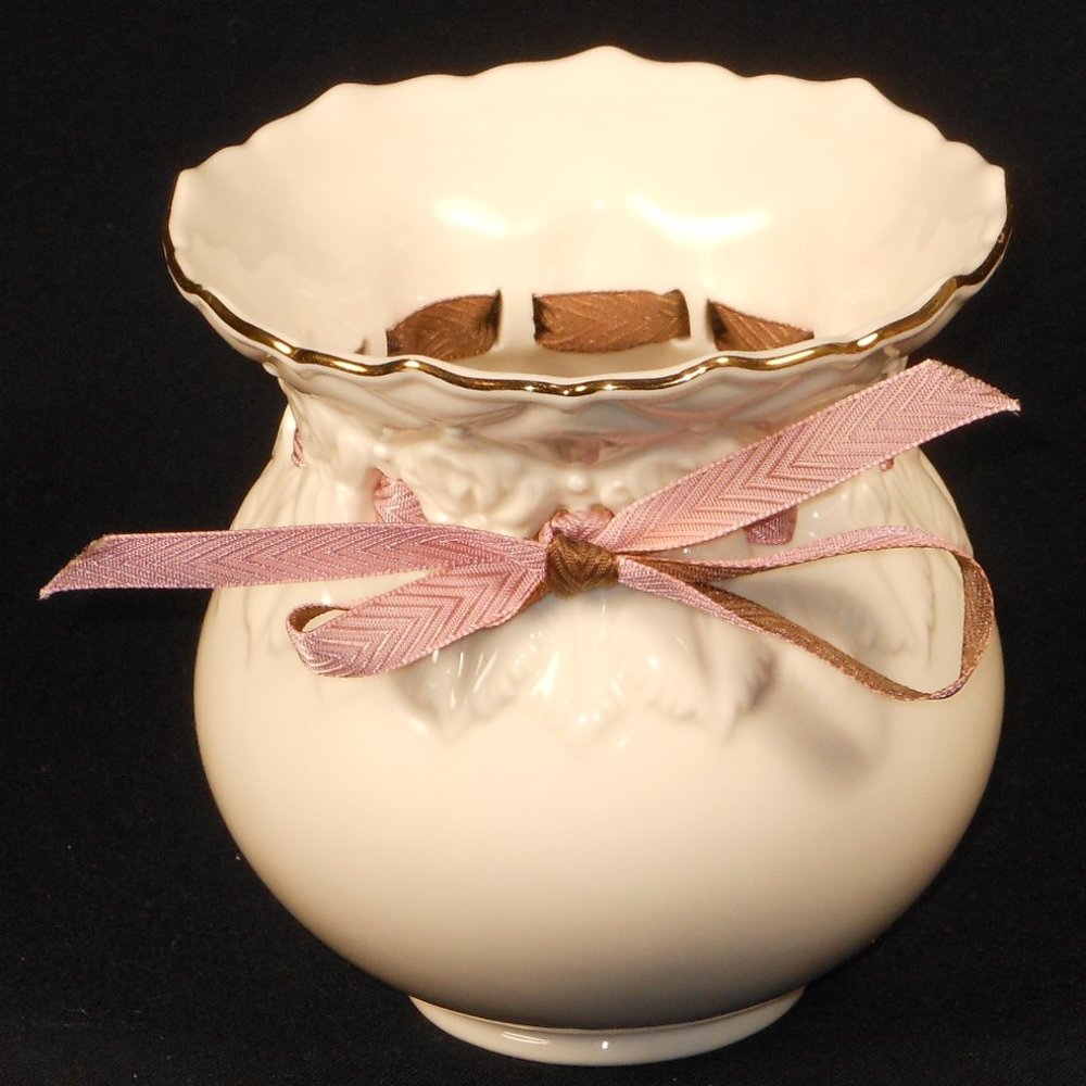 Beautiful vase. Lenox Tied with Love